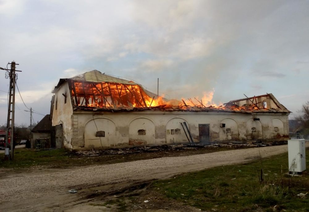 FOTO | Incendiu uriaş la un depozit în judeţul Cluj! Clădirea a fost distrusă în totalitate