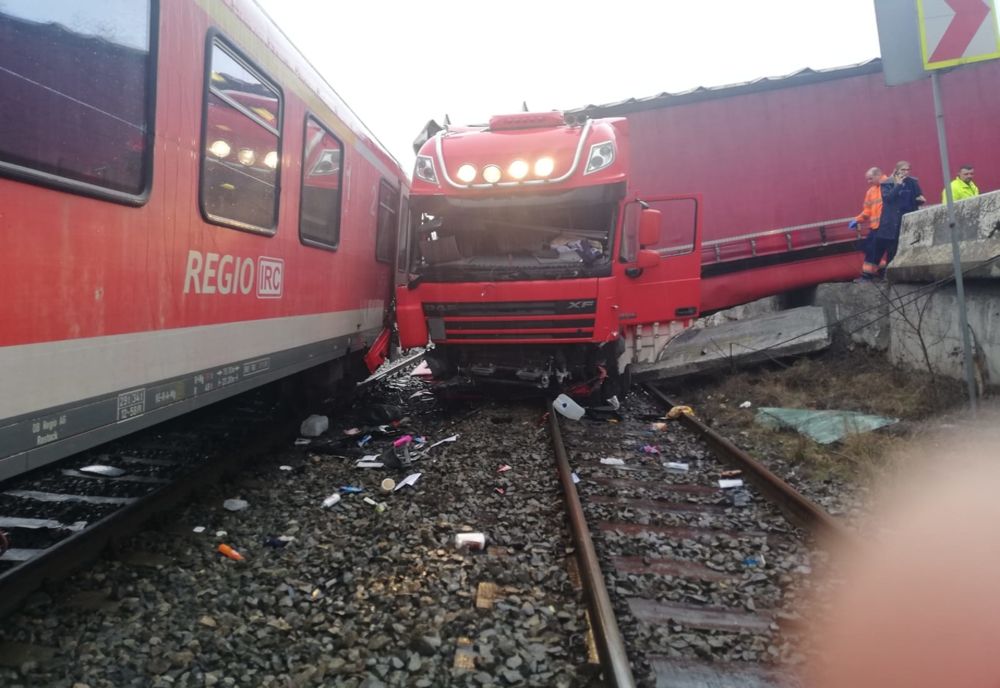 FOTO | Grav accident în judeţul Cluj! Impact între un tren, un TIR şi un autoturism
