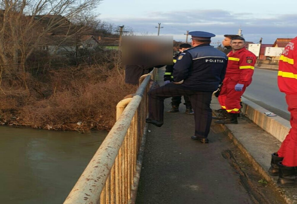 Un tânăr a amenințat că se aruncă de pe un pod (FOTO)