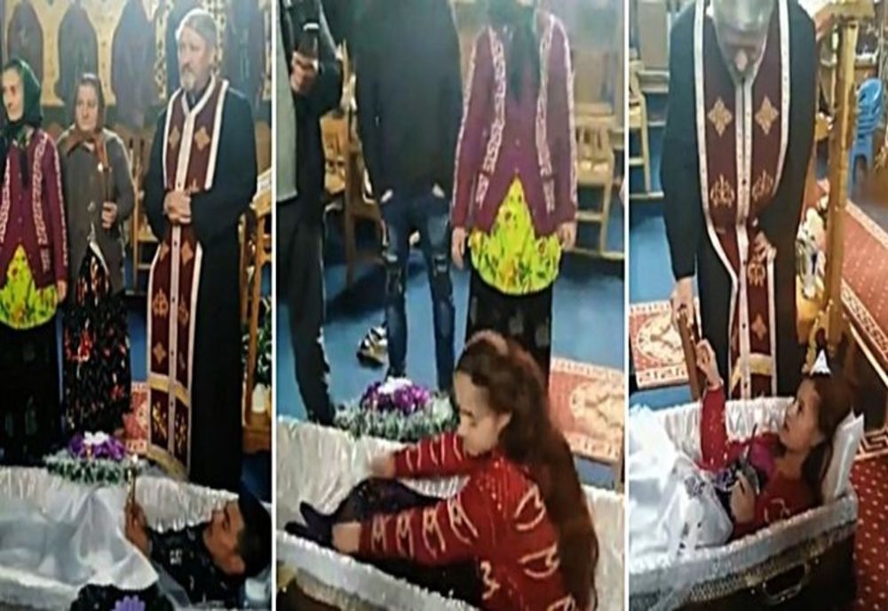 VIDEO | Imagini revoltătoare în judeţul Cluj: tineri băgaţi în sicriu în biserică şi puşi să jure pe Biblie