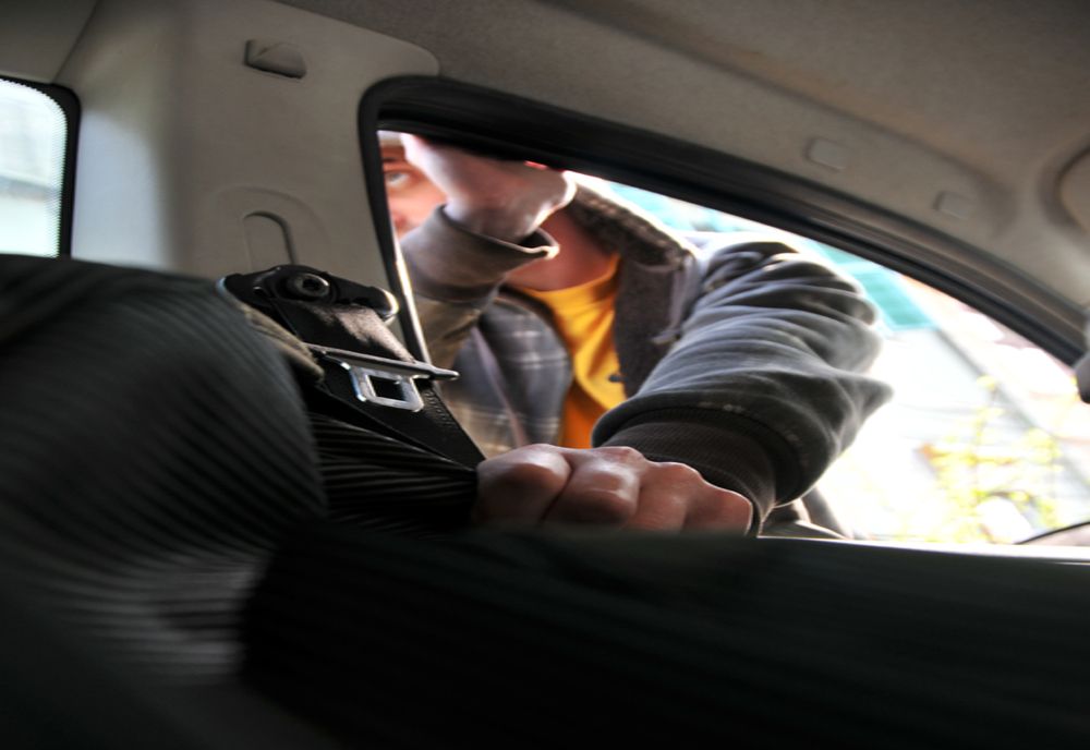 DEJ: A furat 100 de lei dintr-o maşină! Făptaşul a fost reţinut