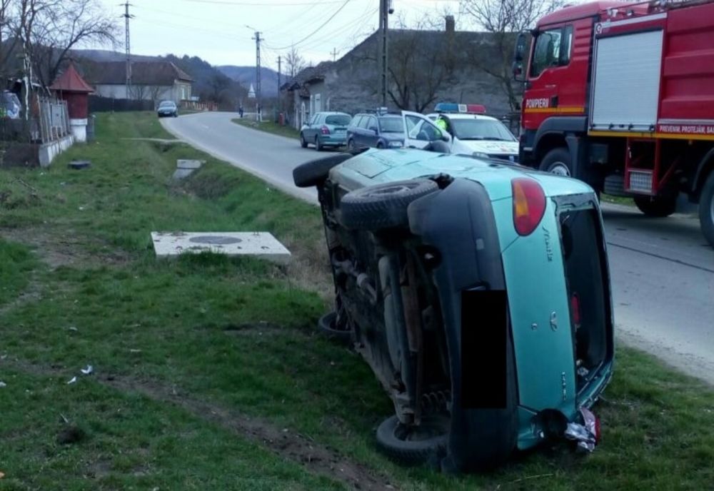 FOTO | Accident cu două mașini în Petrești! Una s-a răsturnat