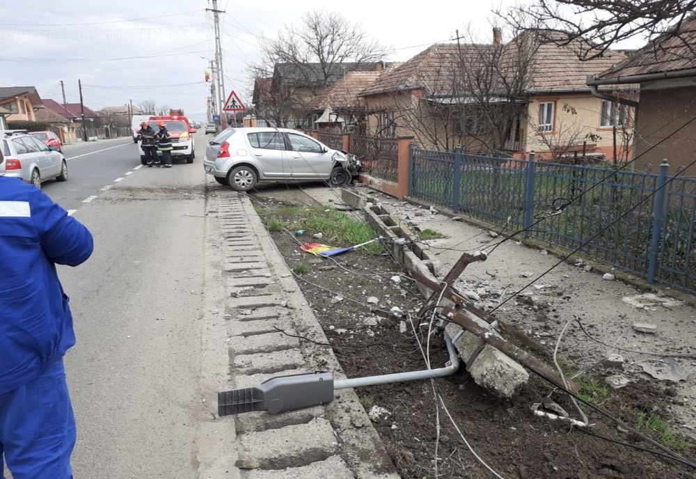 FOTO | Accident în Iclod! Un şofer a adormit la volan şi a rupt un stâlp
