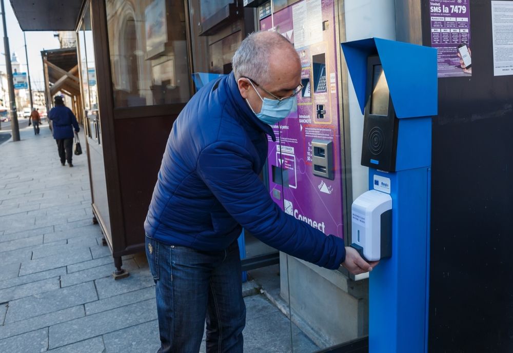 Cluj-Napoca: dispensere cu dezinfectant în stații de transport public, piețe și scări de bloc