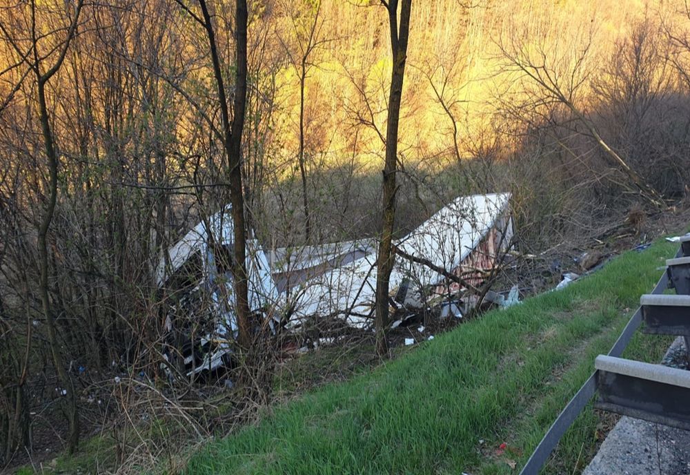 FOTO | Accident în judeţul Cluj! Un camion cu carcase de porc s-a răsturnat 