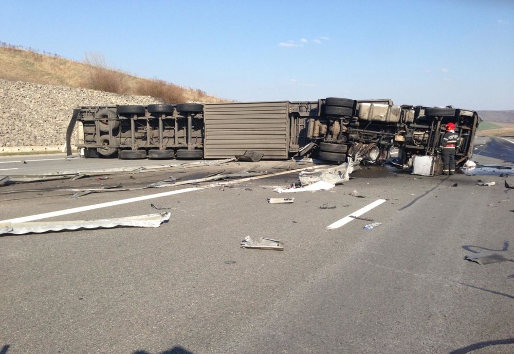 VIDEO | Accident grav pe Autostrada A3! Un autotren s-a răsturnat pe şosea