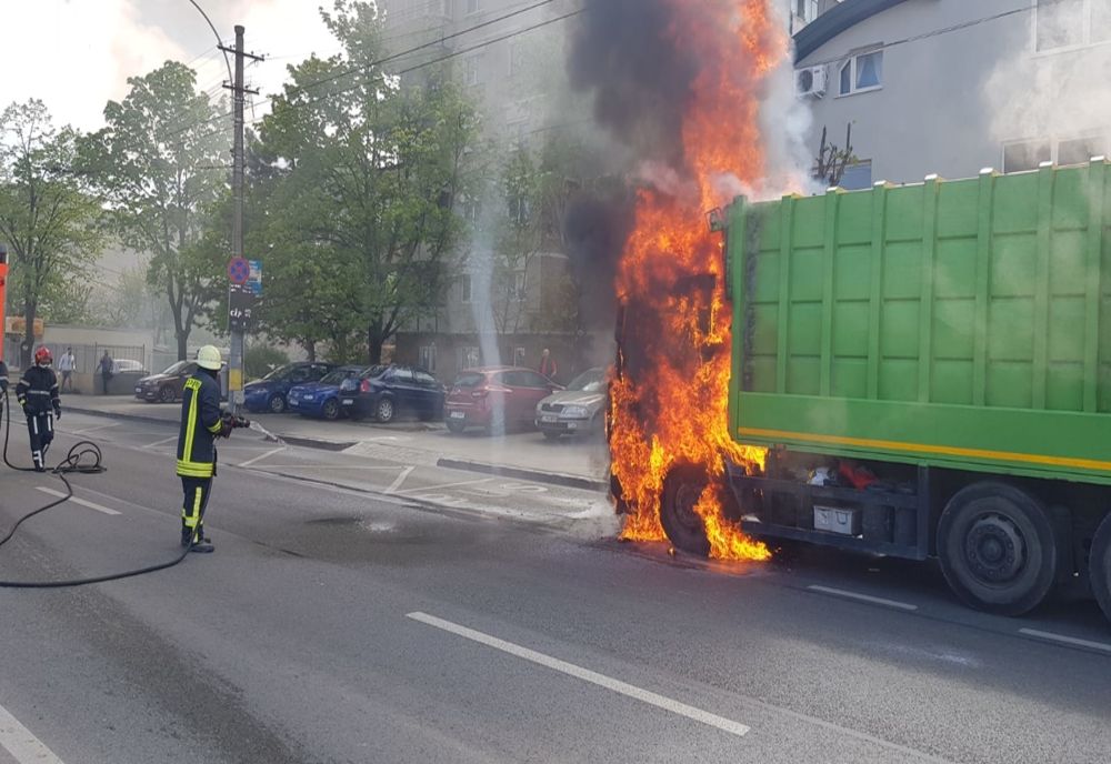 FOTO | Maşină de gunoi distrusă de flăcări pe o stradă din Cluj-Napoca