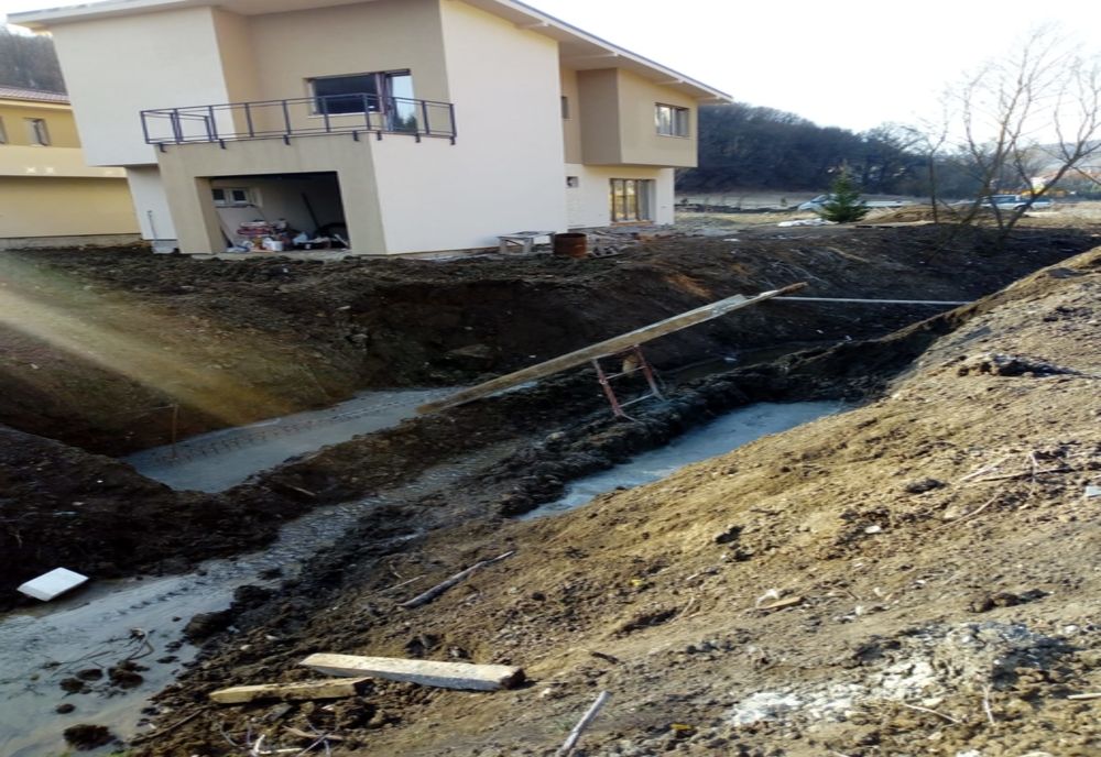 Inspectorii ABA Someș-Tisa au amendat un cetățean cu 10.000 de lei,  pentru lucrări ilegale în albia unei văi 