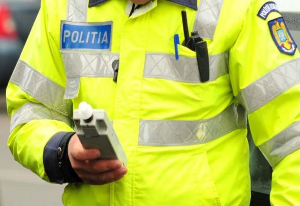 Maşină găsită în şanţ de către poliţişti! Lângă autoturism era şoferul beat