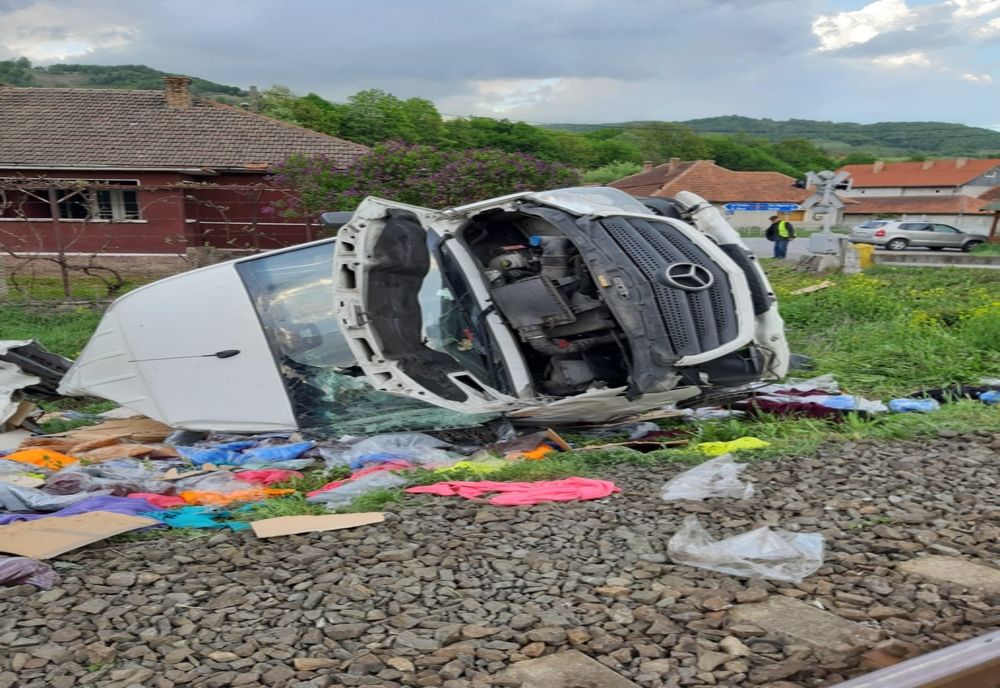 FOTO | Grav accident în judeţul Cluj! Microbuz lovit de tren