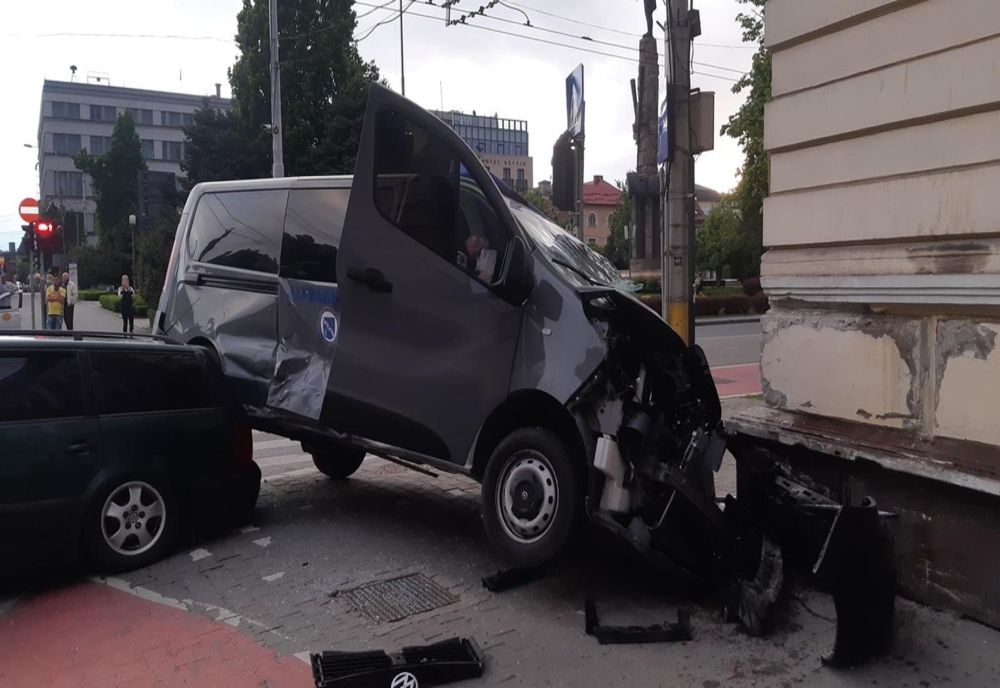 FOTO | Grav accident în centrul Clujului! Impact violent între o dubă a Jandarmeriei şi un autoturism
