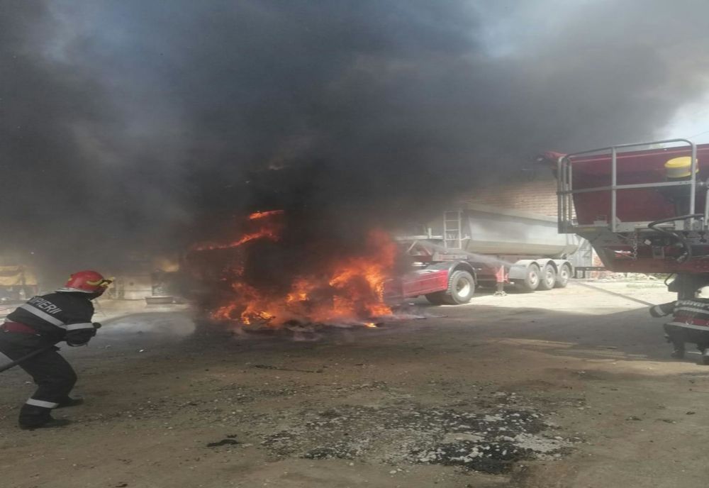 FOTO | Camion cuprins de flăcări în curtea unei firme din Dej! Exista riscul de producere a unei explozii