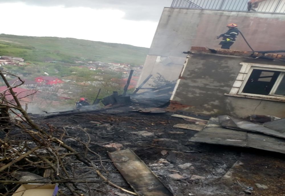 FOTO | Incendiu în Dej! A fost distrus acoperișul unui imobil