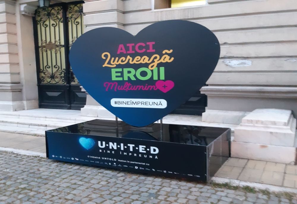 FOTO | 7 inimi, în semn de mulţumire, au fost instalate în faţa unor spitale COVID-19 din România