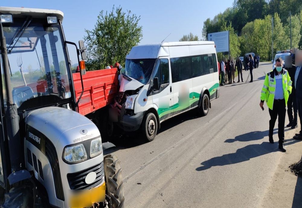 FOTO | Accident în judeţul Cluj! Impact violent între un tractor şi un microbuz: doi bărbaţi au ajuns la spital