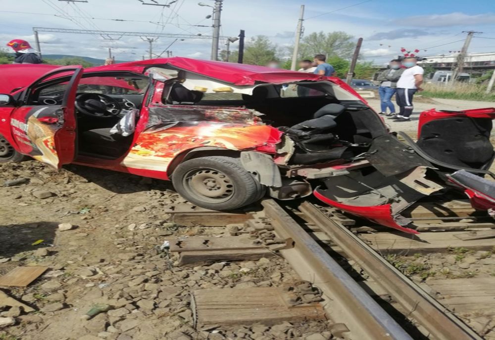 FOTO | Mașină lovită de tren în Dej! Șoferul a scăpat ca prin minune