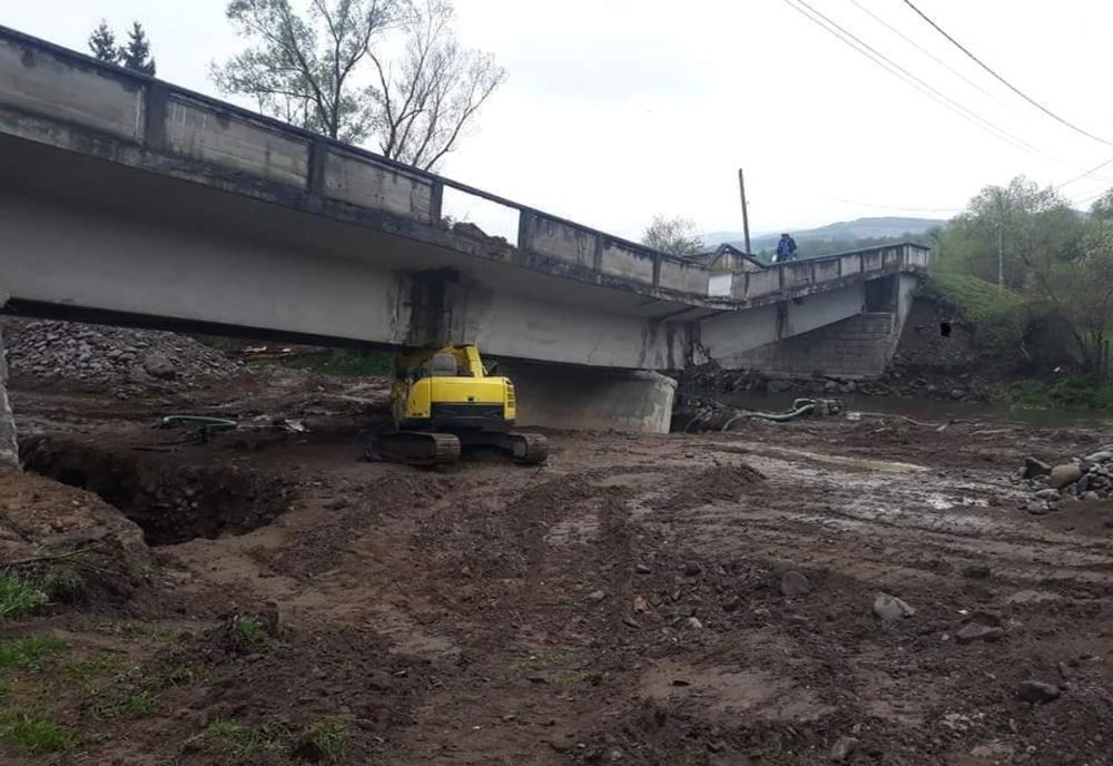 FOTO | Un pod peste Crișul Repede s-a prăbuşit după ce muncitorii au încercat să îl consolideze