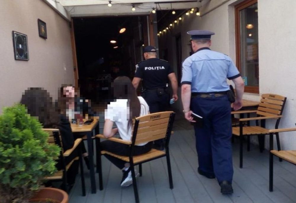 FOTO | Acţiuni ale poliţiştilor în Cluj-Napoca! S-a verificat în ce măsură sunt respectate regulile de distanţare socială