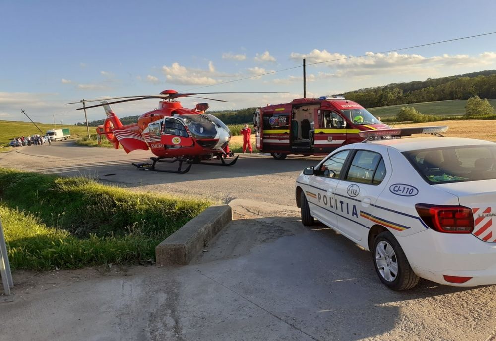 FOTO | Accident în județul Cluj: copil de 8 ani lovit de mașină! A fost solicitat elicopter SMURD