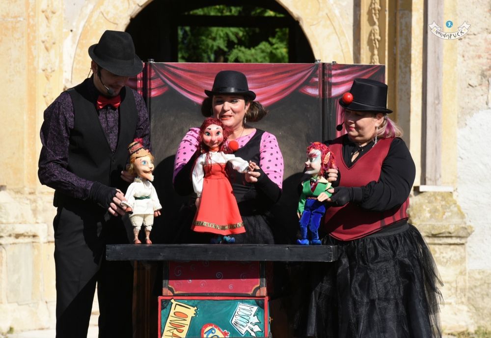 Teatru de păpuși în curtea Muzeului de Artă