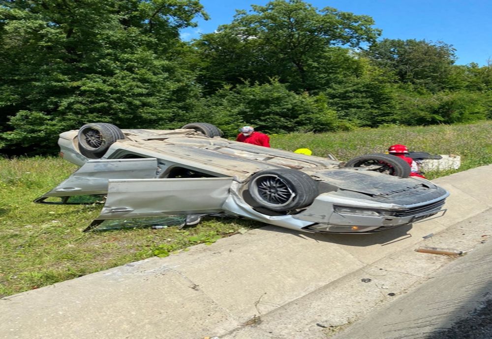 FOTO | Femeie rănită într-un accident pe centura Apahida - Vâlcele! Maşina în care se afla s-a răsturnat