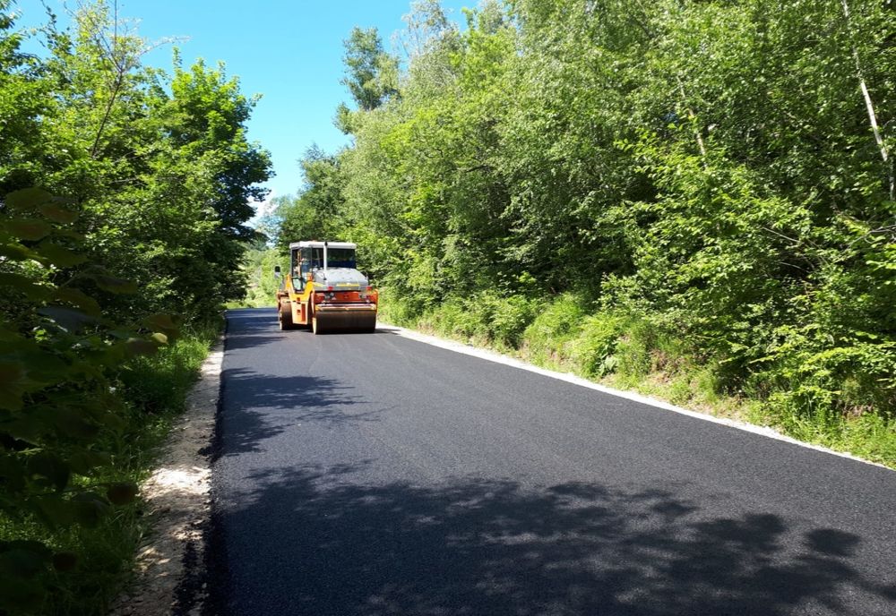 A fost finalizată asfaltarea drumului județean ce leagă Mărişelul de Măguri Răcătău