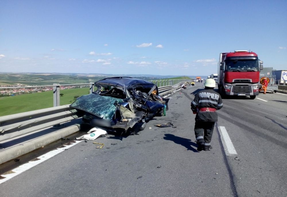 FOTO | Accident violent pe Autostrada A3! Impact între un autoturism şi un autotren