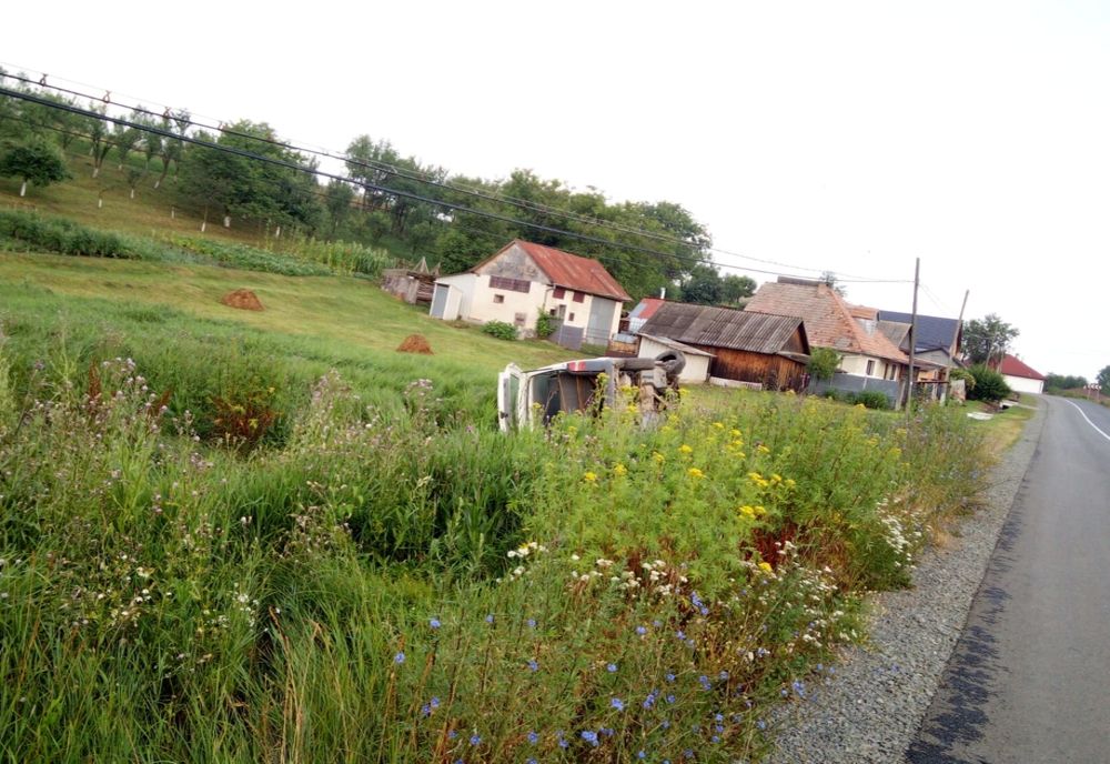 FOTO | Accident cu două maşini în Dăbâca! O dubă s-a răsturnat în afara şoselei 