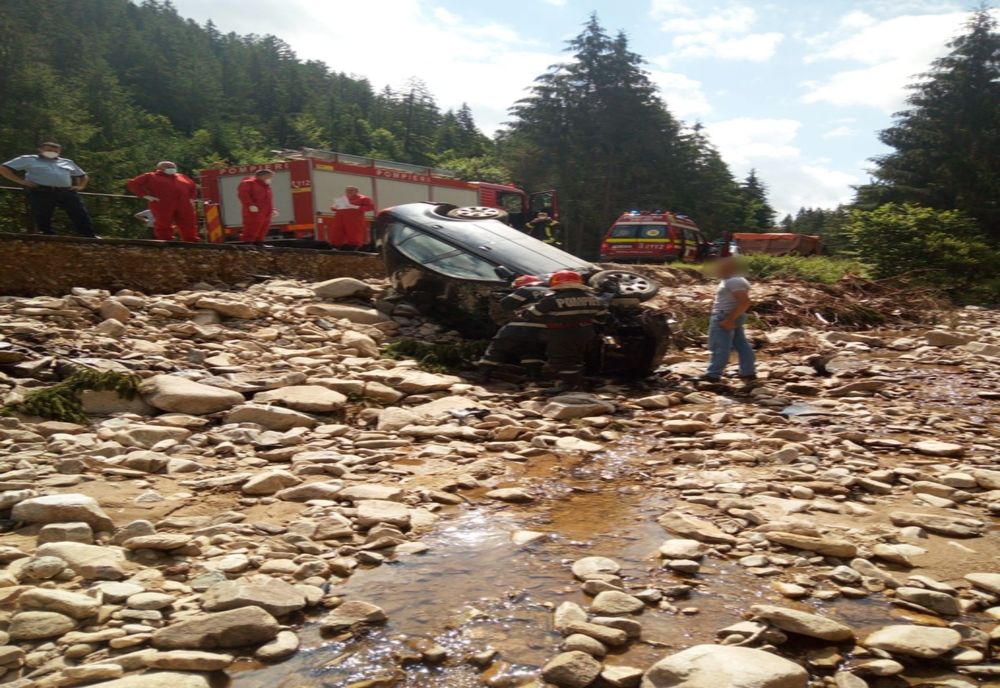 FOTO | Accident în Călățele! Un şofer s-a răsturnat cu maşina în albia unui pârâu