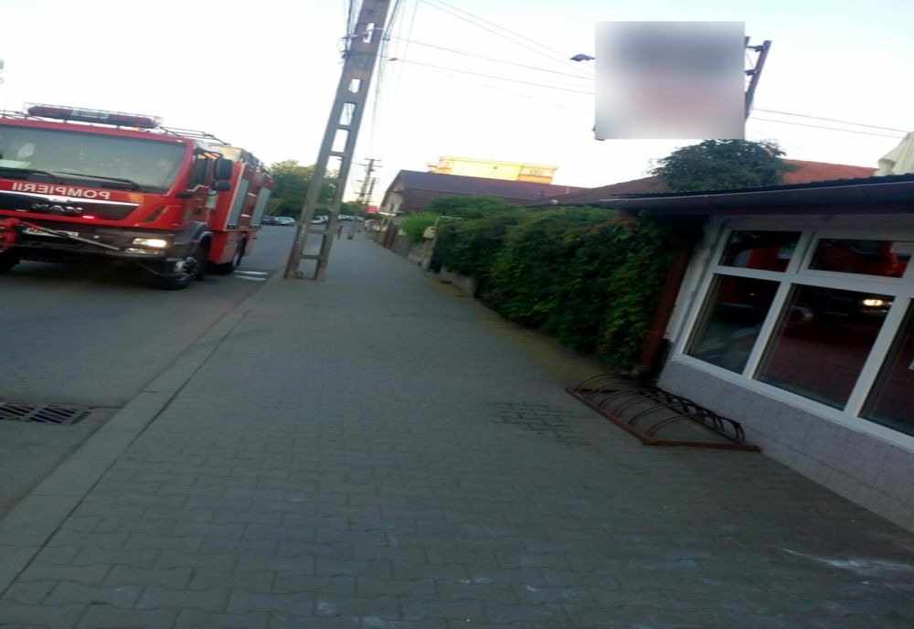 FOTO | Incendiu la un bar de pe strada Gelu din Gherla