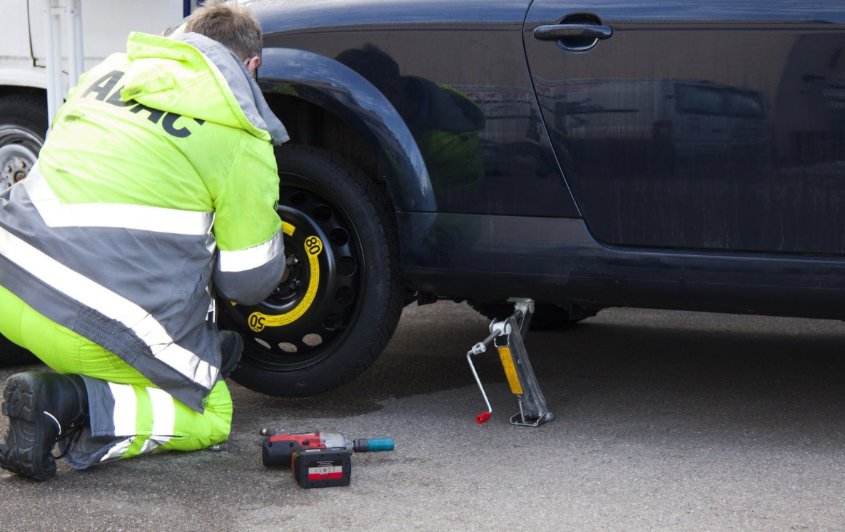 Ai făcut pană de cauciuc? Învaţă cum să o schimbi în 4 paşi! (P)