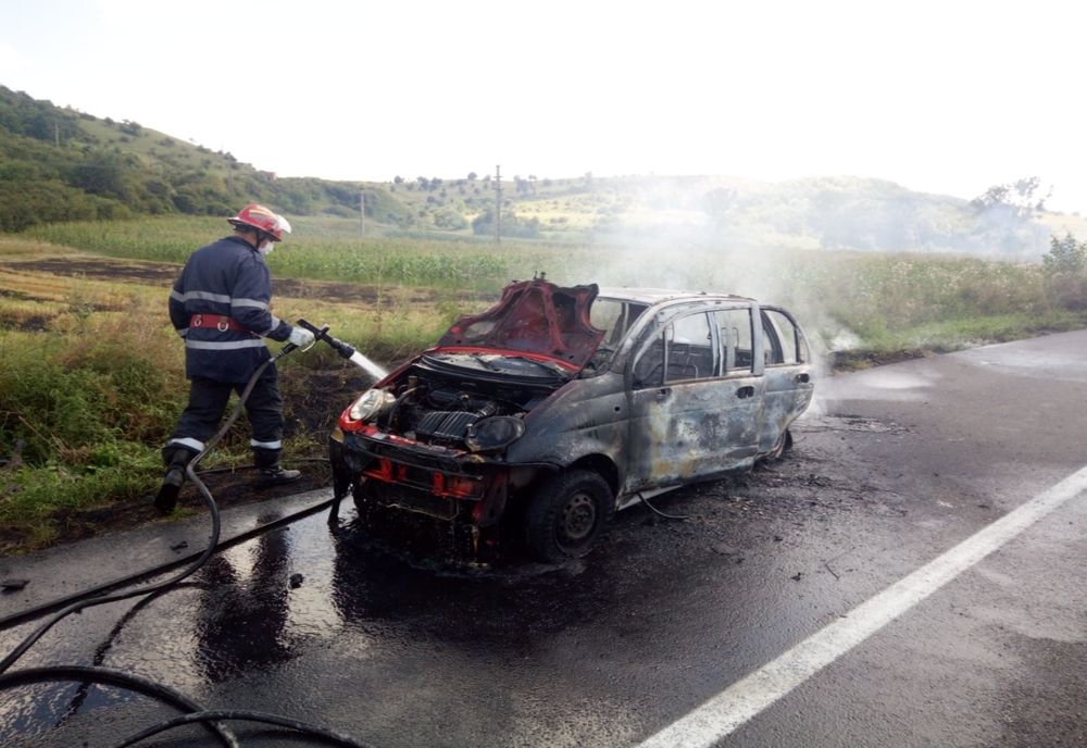 FOTO | Incendiu de vegetaţie scăpat de sub control! O maşină a fost distrusă de flăcări