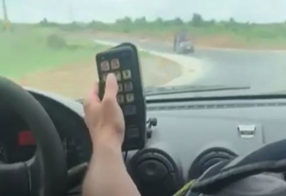 Urmărire pe un drum judeţean din Cluj! Poliţiştii au prins un tânăr care conducea fără permis