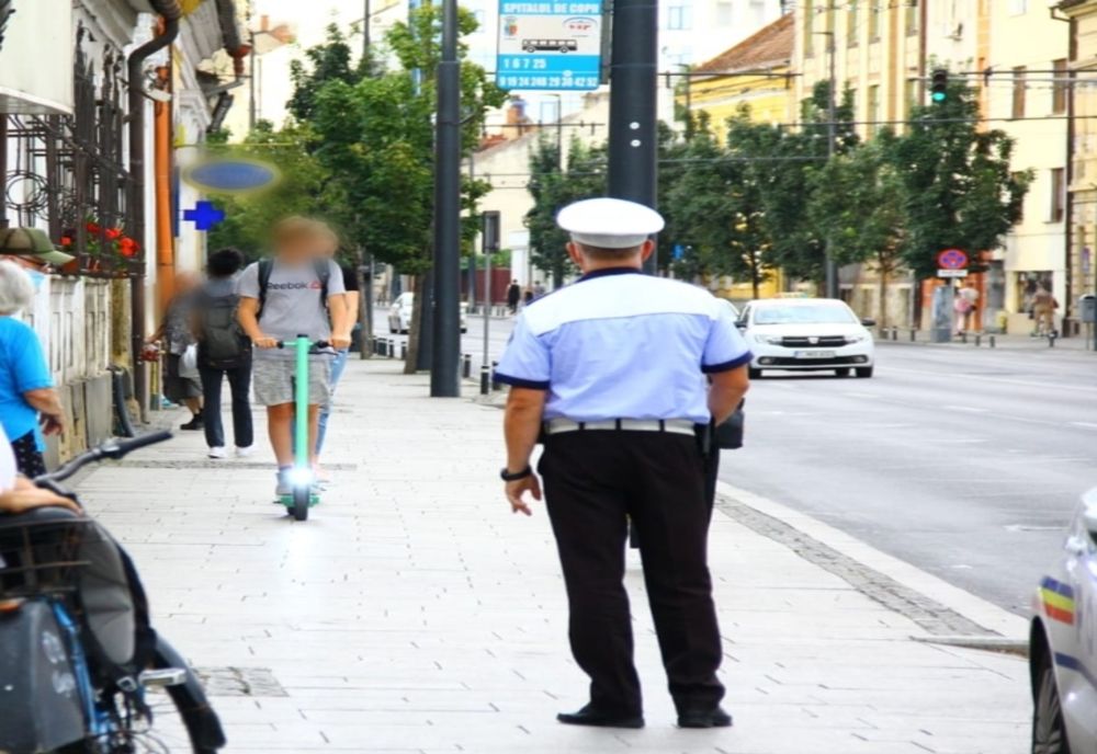FOTO | Acţiune la Cluj pentru prevenirea accidentelor în care sunt implicaţi conducătorii de biciclete şi trotinete
