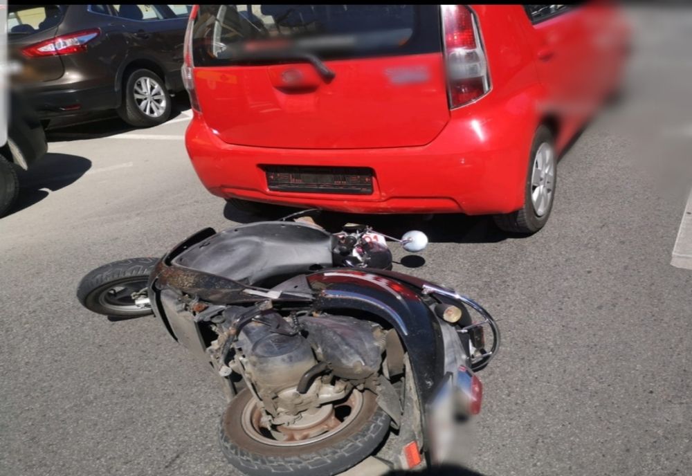 FOTO | Cetăţean străin rănit după ce a intrat cu mopedul într-o maşină