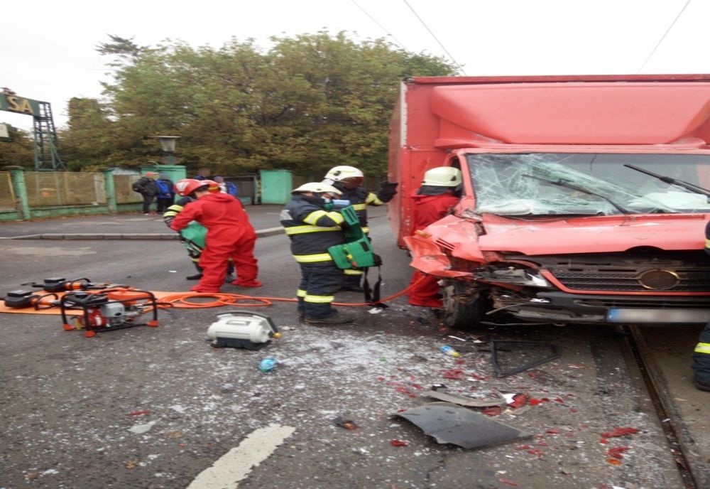 FOTO | Accident cu persoană încarcerată pe Bulevardul Muncii din Cluj-Napoca