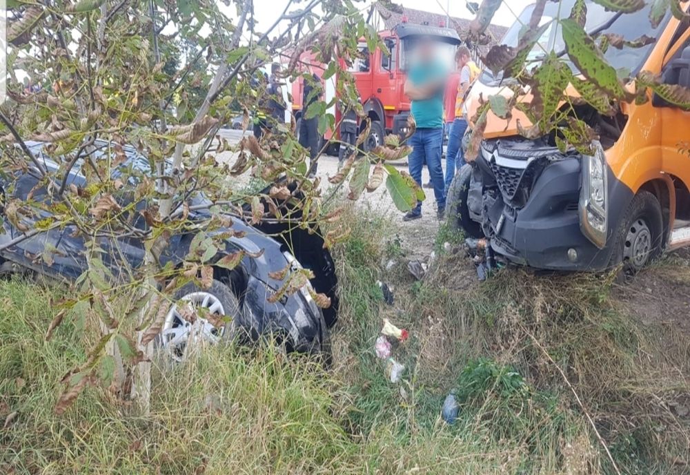 FOTO | Accident cu două victime în Tureni! O maşină a ajuns în şanţ