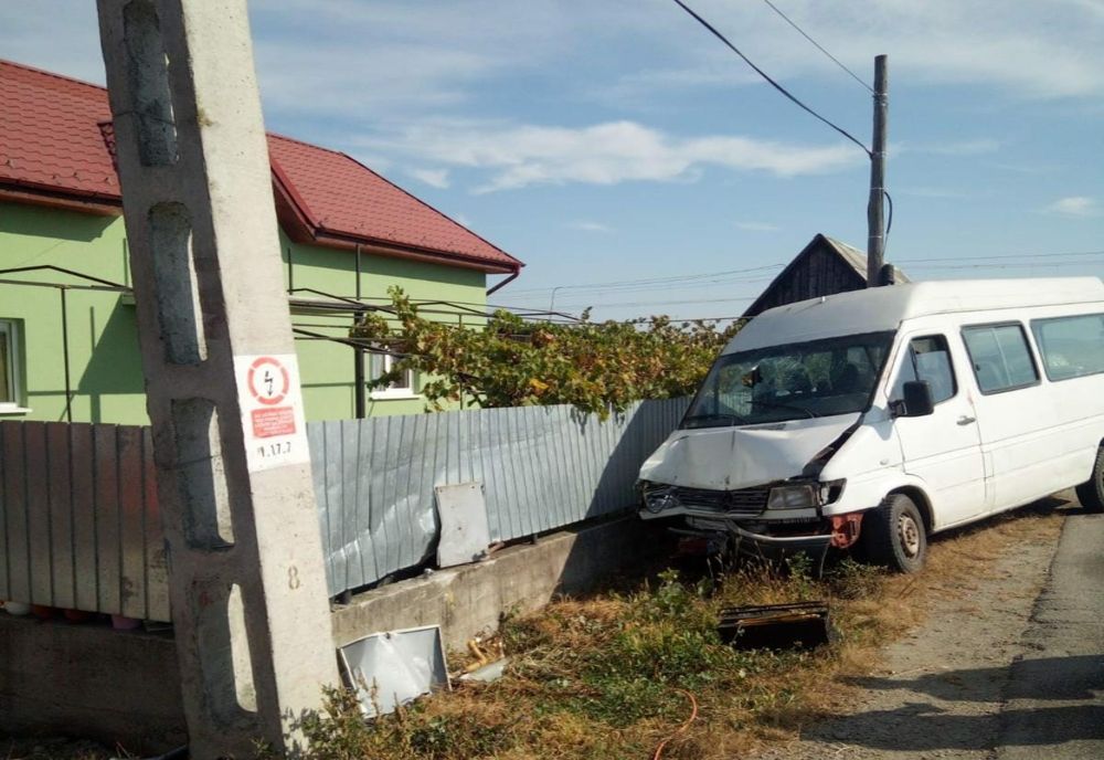 FOTO | Accident în Răscruci! Un microbuz a intrat în gardul unei case
