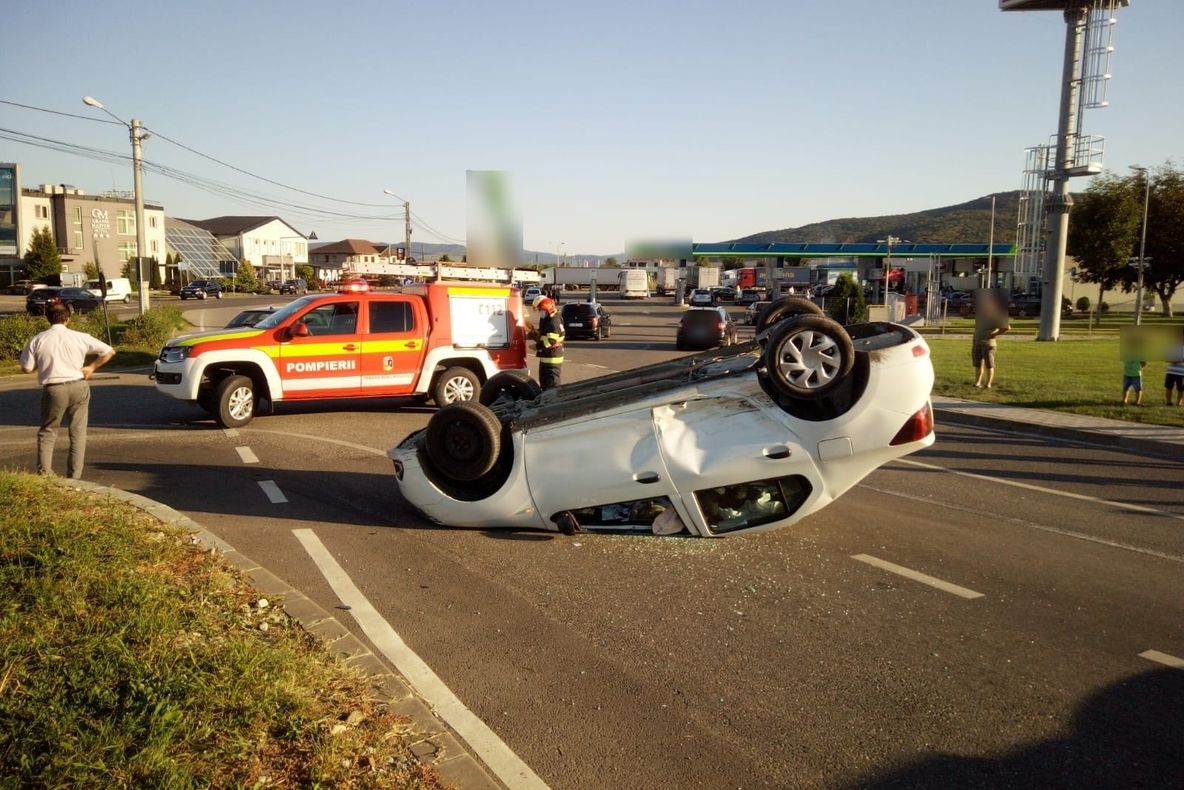 FOTO | Accident la intrare în Dej! Două maşini implicate, una s-a răsturnat