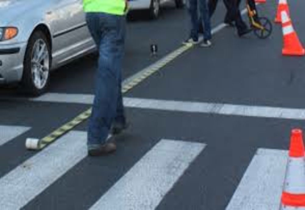 Femeie lovită de o maşină chiar pe trecerea de pietoni