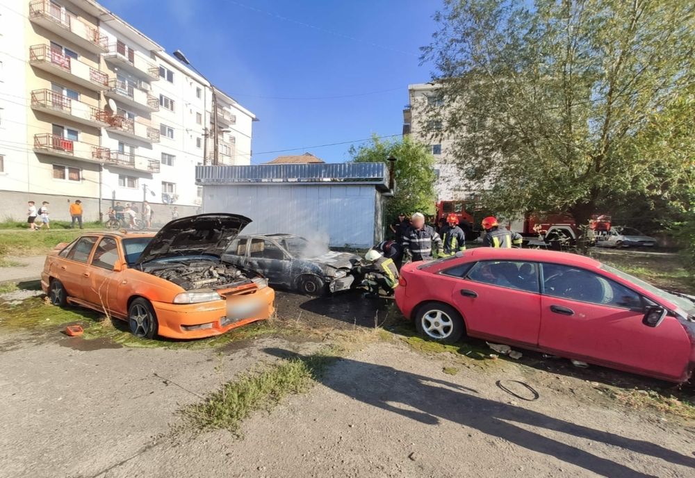FOTO | Trei maşini distruse de un incendiu în Câmpia Turzii