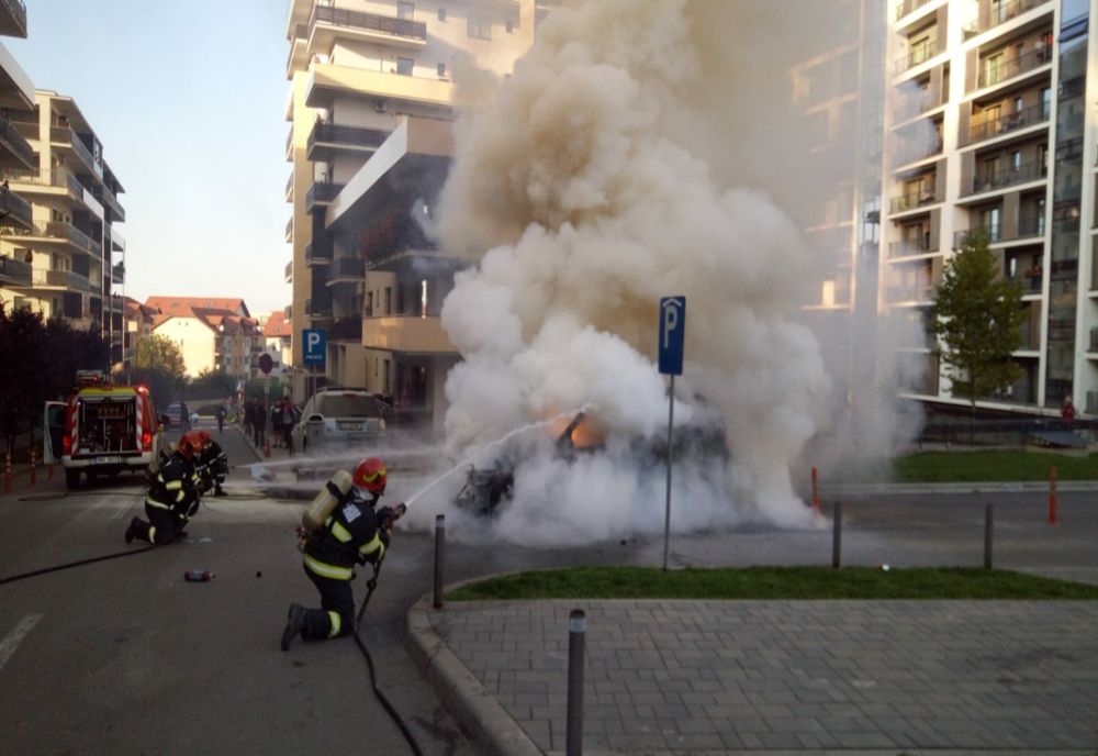 FOTO | Două maşini au fost cuprinse de flăcări pe strada Bună Ziua din Cluj-Napoca
