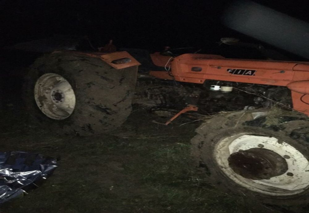 FOTO | Accident de muncă în Horlacea! Un bărbat a murit după ce a fost prins sub un tractor 