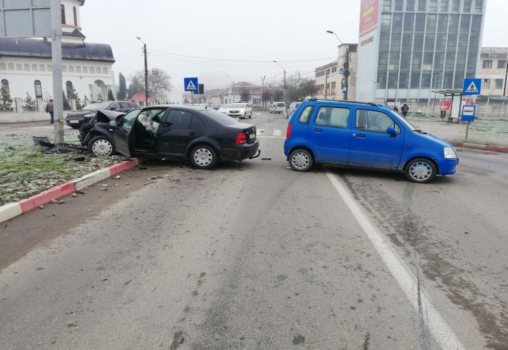 FOTO | Accident cu două maşini în Turda! Cei doi şoferi au fost răniţi şi au ajuns la spital