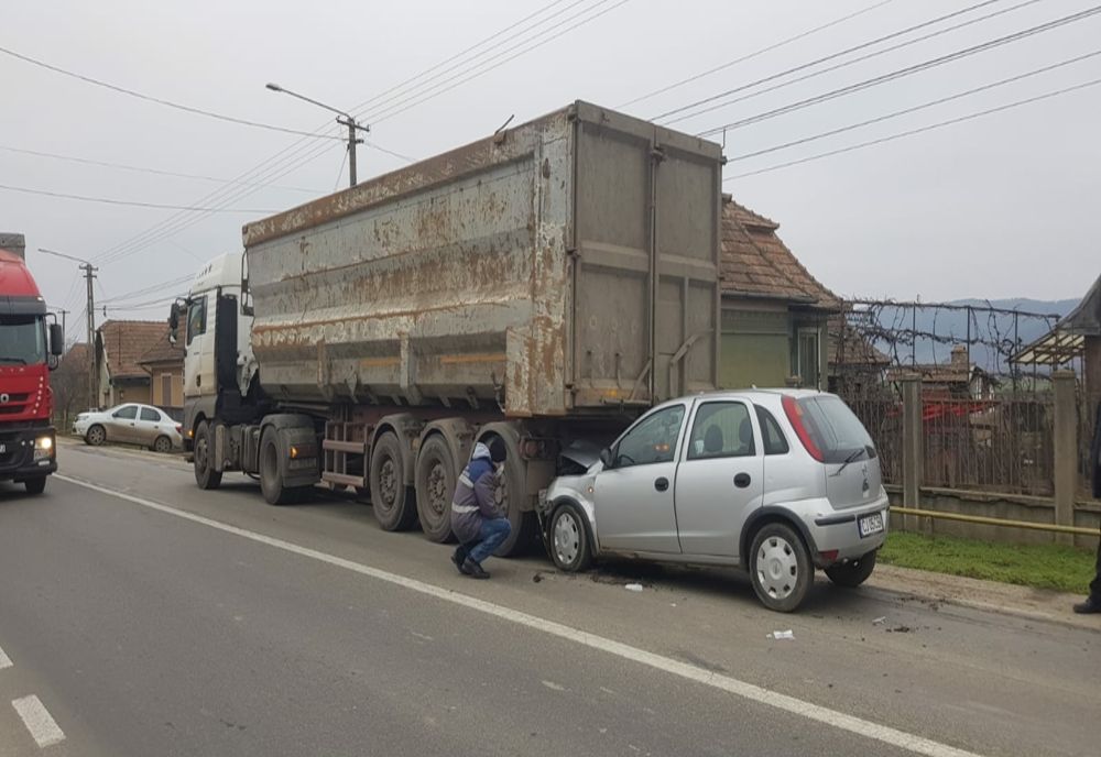 FOTO | Accident în Luncani! Un şofer din Câmpia Turzii a intrat într-un autotren condus de un tânăr din Zalău
