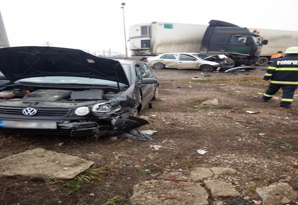 FOTO | Impact violent între un autotren şi două autoturisme la ieşire din Turda! Un bărbat a ajuns la spital