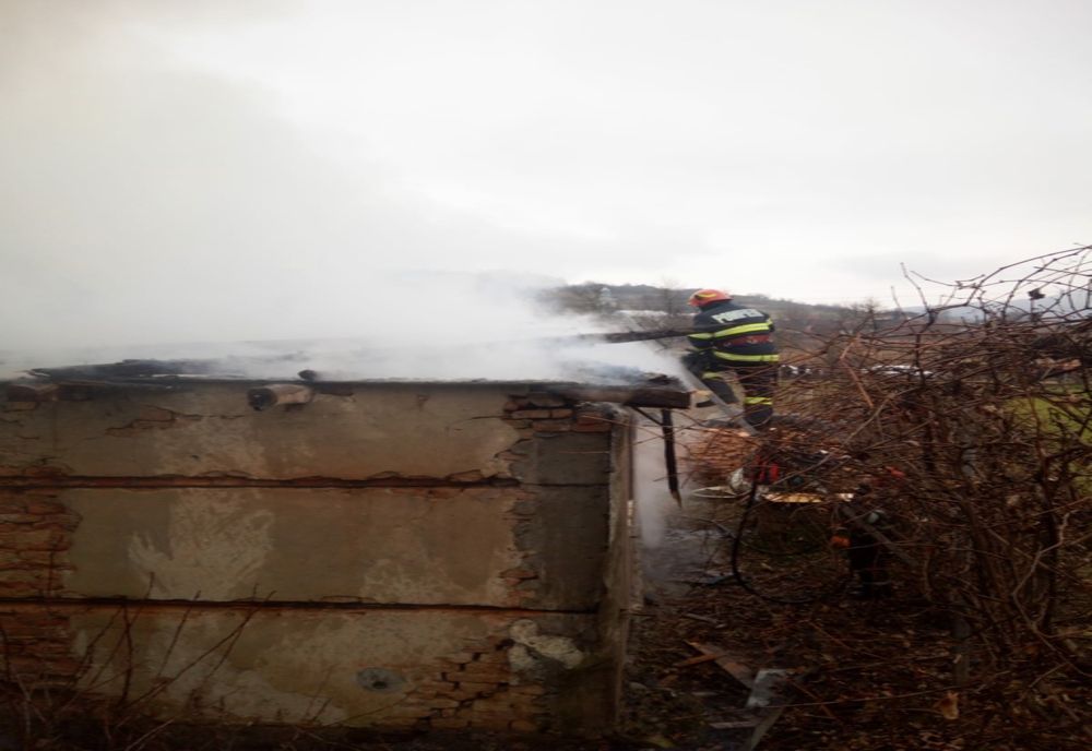FOTO | Casă cuprinsă de flăcări din cauza focului pentru afumarea cărnii