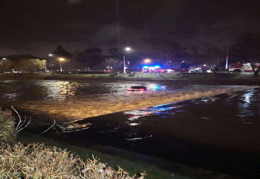 VIDEO | Un șofer a zburat cu mașina în Someș, în Cluj-Napoca! Pompierii i-au salvat