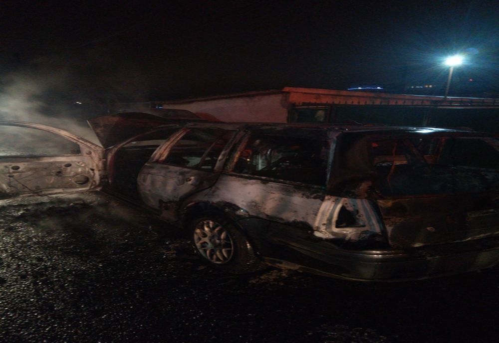 FOTO | Maşină distrusă de flăcări, în trafic, în Cluj! Pasagerii au reuşit să iasă la timp din autoturism