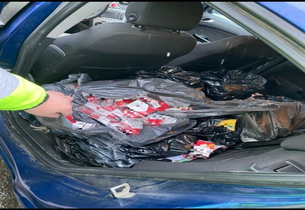 FOTO | Clujean prins cu aproape 20.000 de ţigarete în maşină! Poliţiştii le-au confiscat
